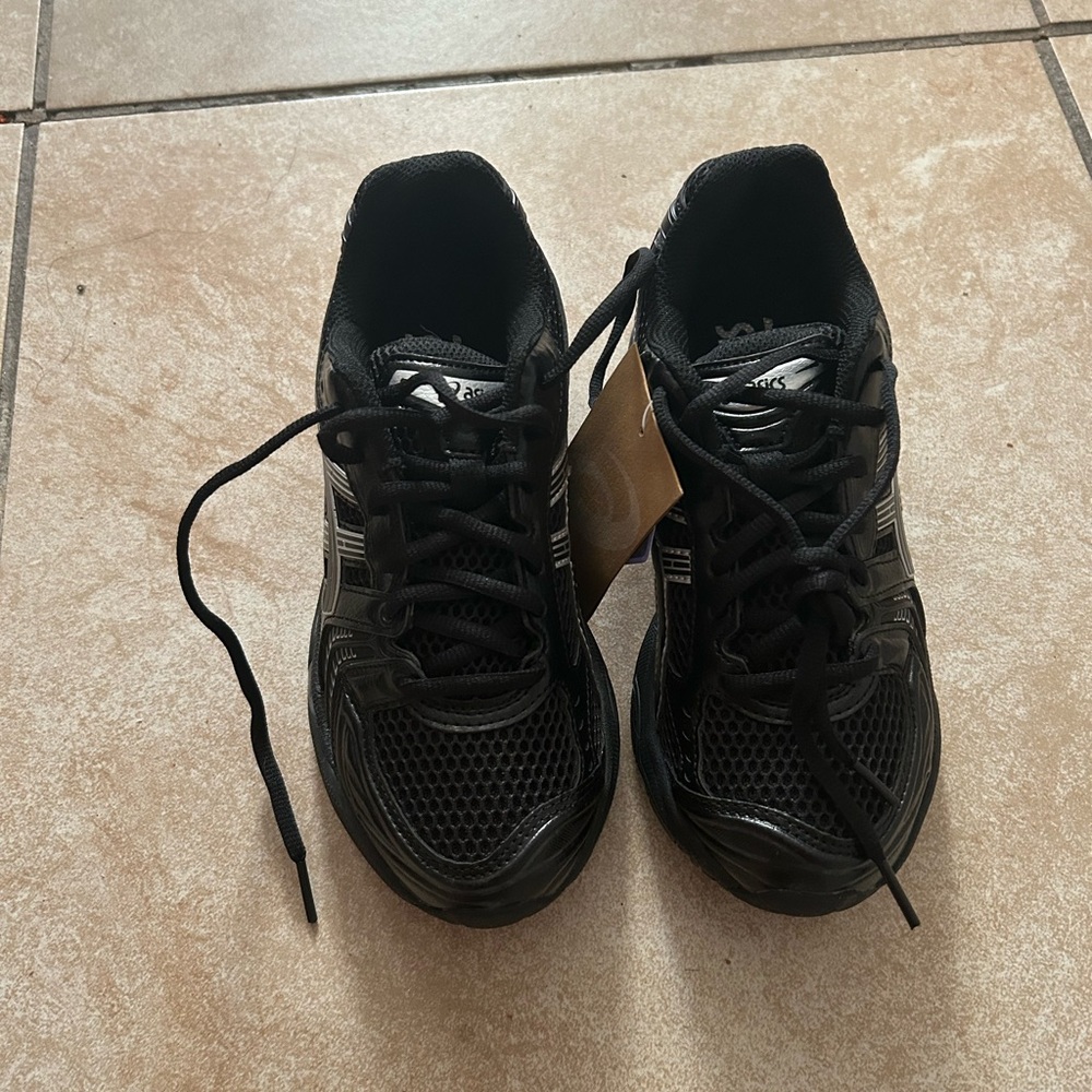 ASICS gel Black silver chrome SIZE 4